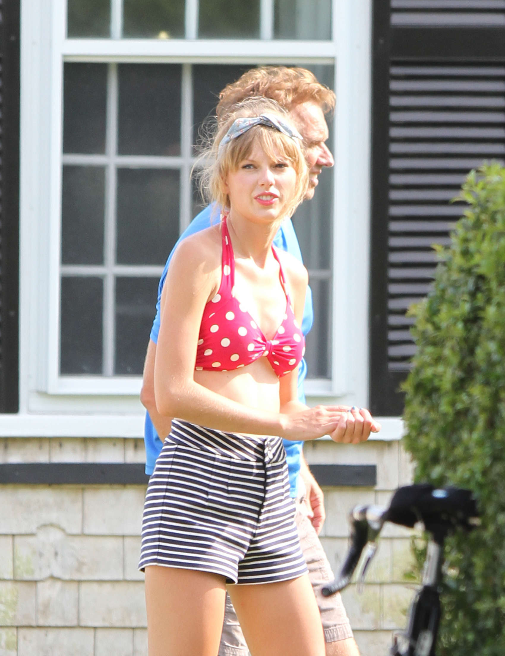 Taylor Swift shows her sexy body in swimsuit at Cape Cod